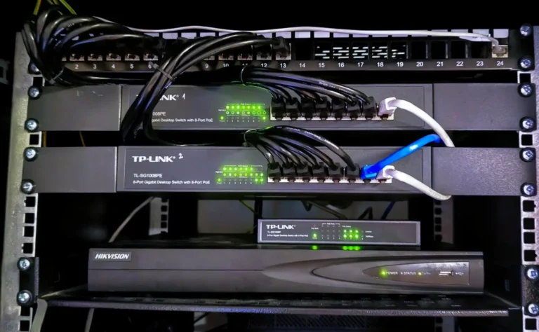 Profesionálne zapojený dátový rozvádzač (RACK) so sieťovou technológiou a kamerovým systémom od SECURON.